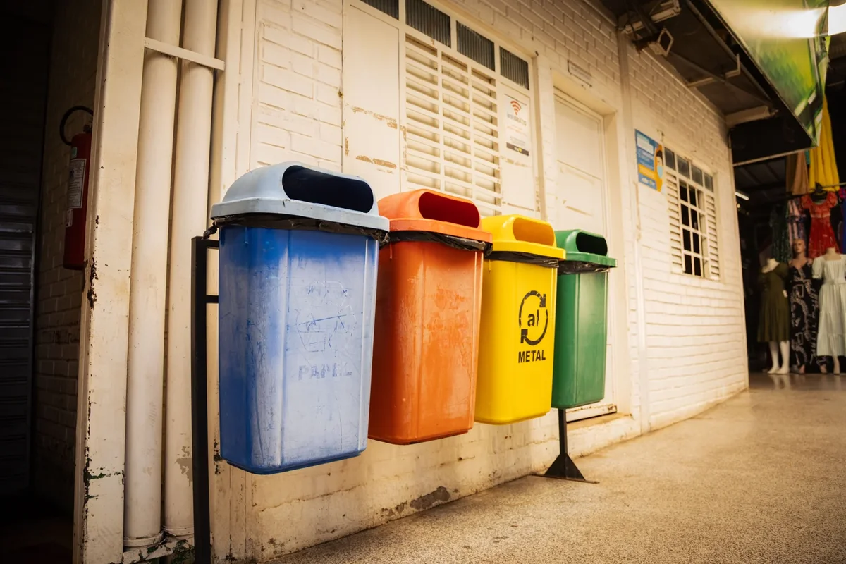 Bacs de tri pour la gestion des déchets dans un espace public