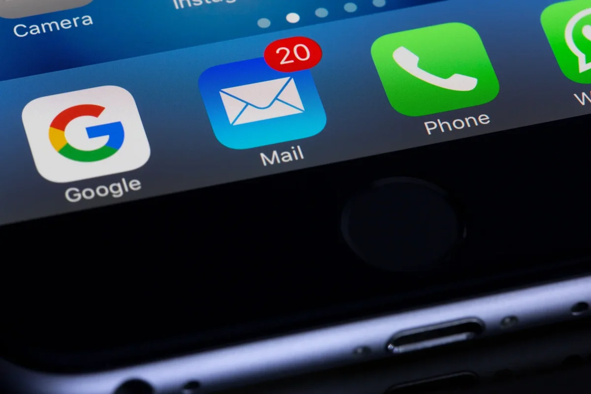 Icône d'application de messagerie sur un smartphone avec des notifications rapides