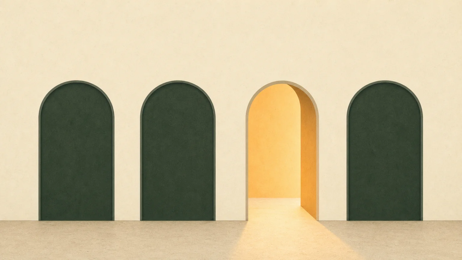 Quatre arches alignées dont une seule est ouverte sur une lumière chaude